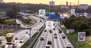 A motorway highway with labeled hazards.