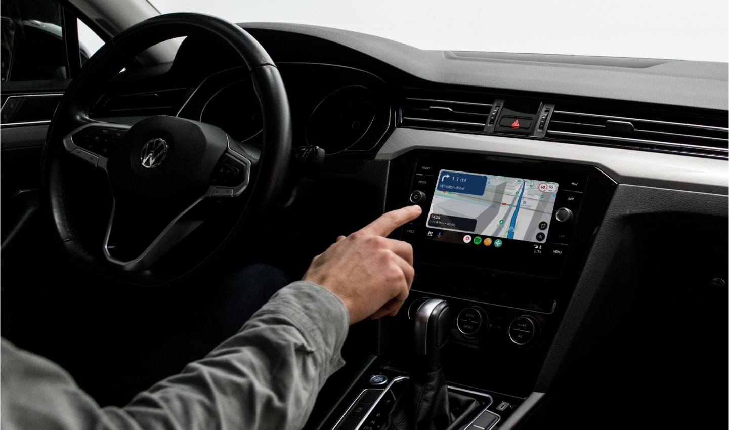 A drive pressing the TomTom app screen to provide feedback
