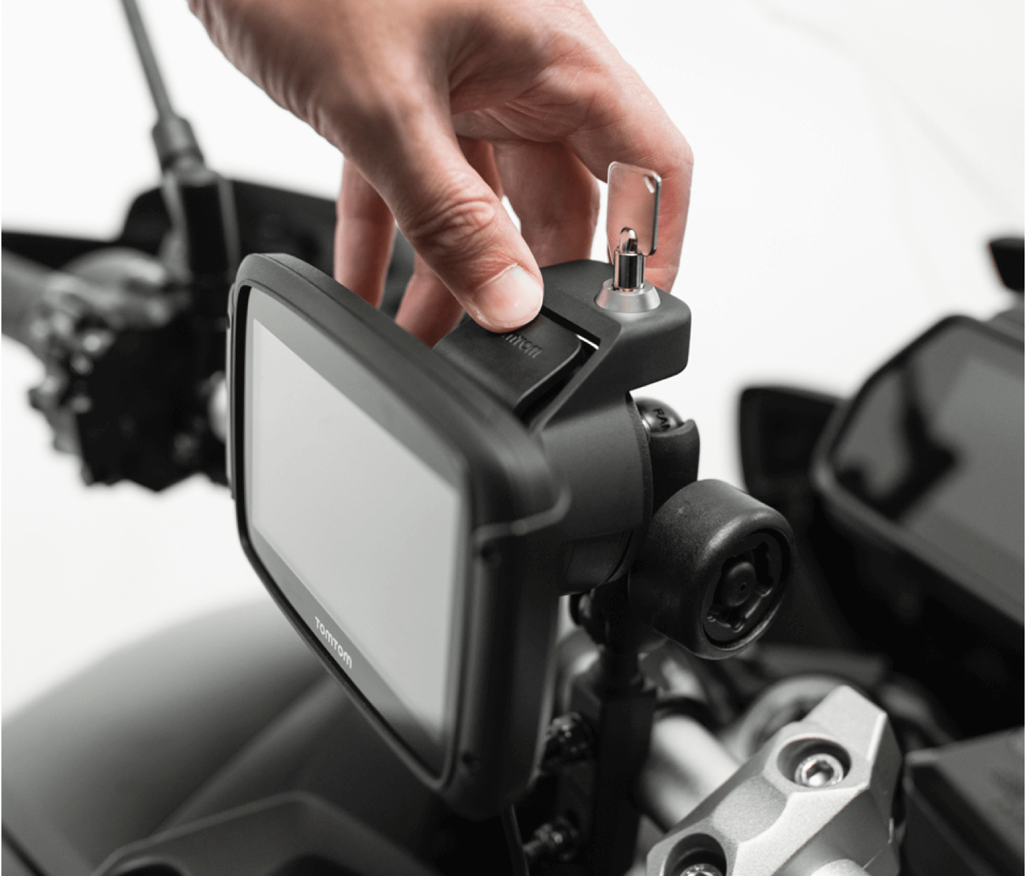 rider 550 device being adjusted by a driver