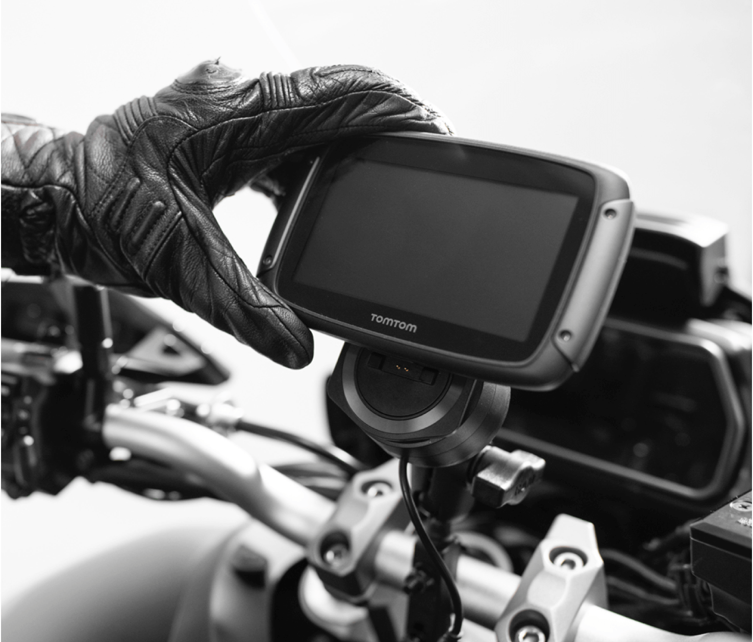 rider 550 device being adjusted by a driver